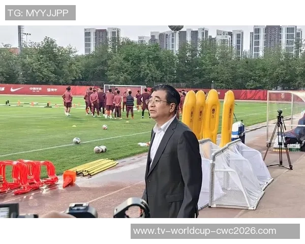 美国足球星的崛起与挑战：从青训到职业联赛的奋斗历程与成就