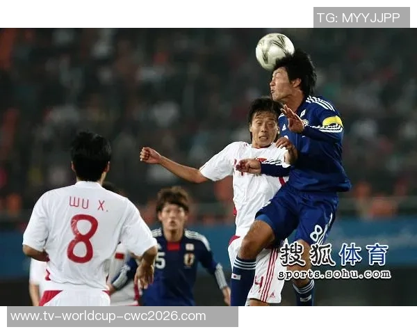 足球争顶瞬间的精彩捕捉展现运动员拼搏精神与团队协作的完美结合