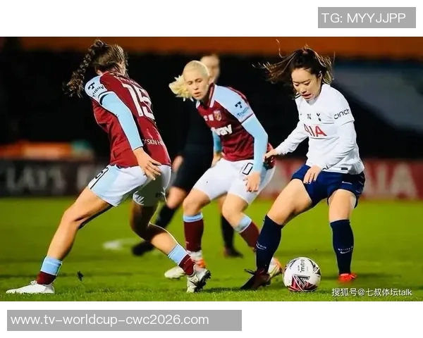 足球场上的抗议风波裁判判罚引发球迷与球员的激烈反应与讨论