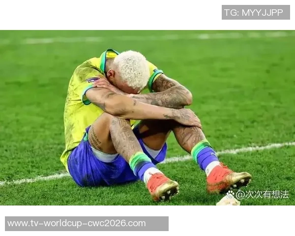 足球中锋球员的技术特点与战术角色解析及其在现代足球中的重要性探讨